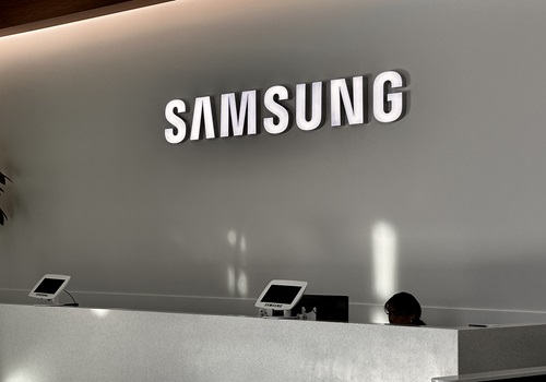 Samsung Q1 operating profit soars, chip business back to profit